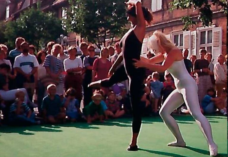 Cats-Choreografie beim Moormarkt
