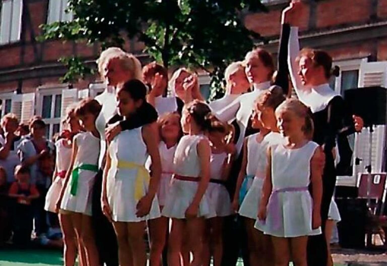 Gruppenbild mit allen Tänzerinnen die beim Moormarkt aufgetreten sind
