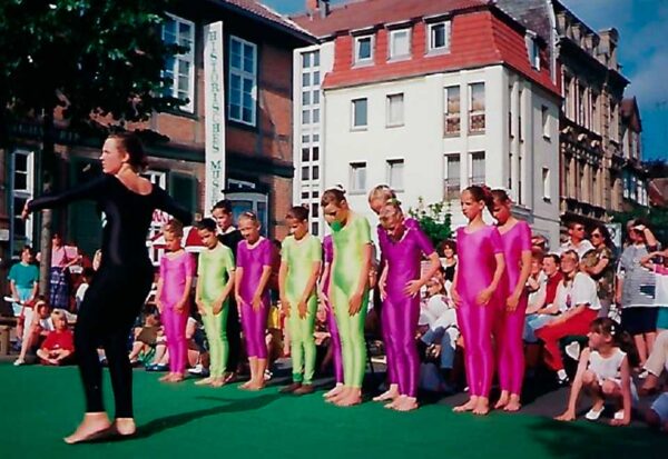 Die Mödels stellen sich auf zum Tanz in ihren Regenbogen-Kostümen