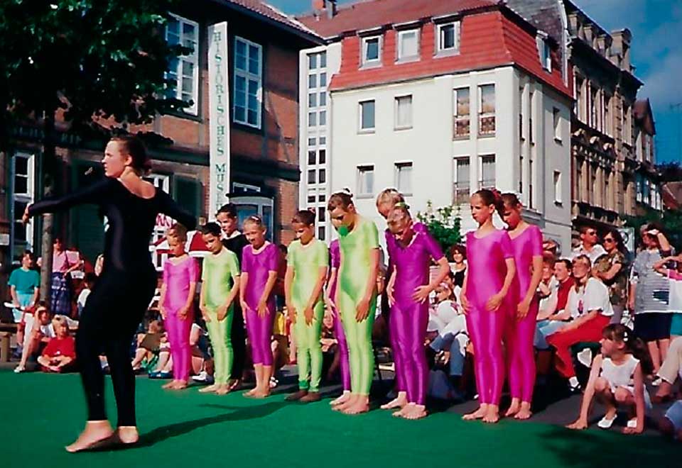 Die Mödels stellen sich auf zum Tanz in ihren Regenbogen-Kostümen