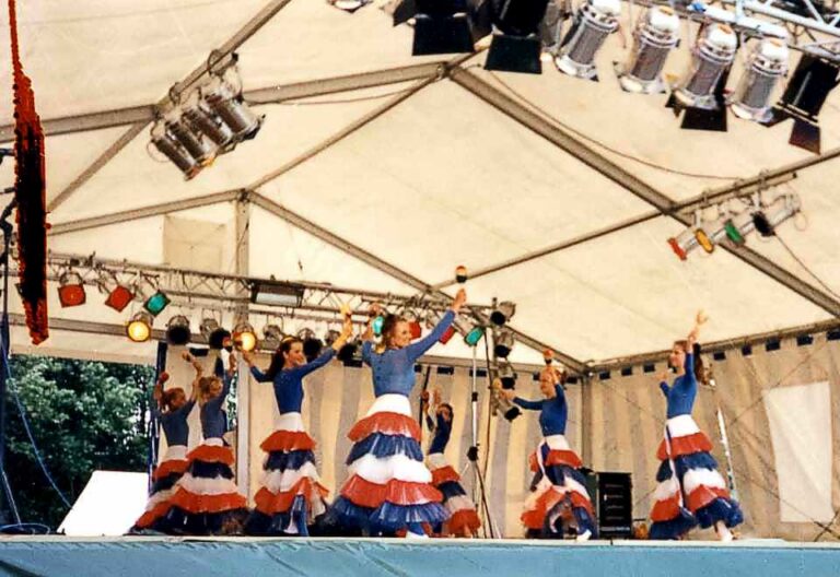 Die Mädels beim Vorlksatnz auf der Bühne in blauen Kleidern