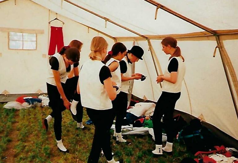 Die Mädels ziehen sich im Zelt für ihren Auftritt um