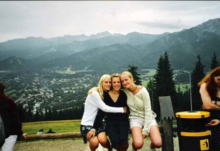 3 Mädels von uns vor der beeindruckenden Aussicht in der Umgebung von Limanova