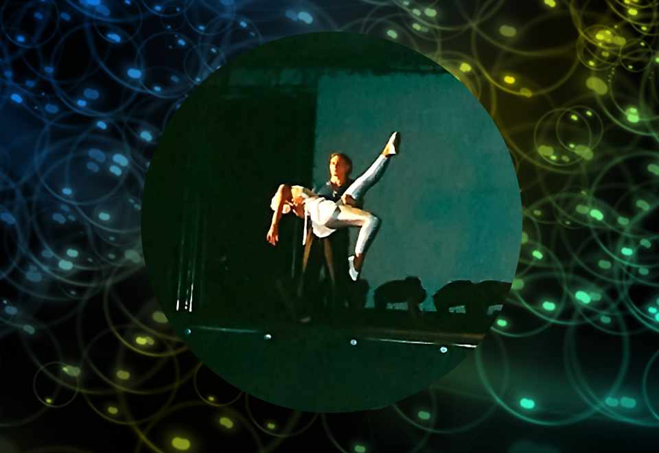 Weiße Taube-Tänzerin fliegt vor Videoinstallation