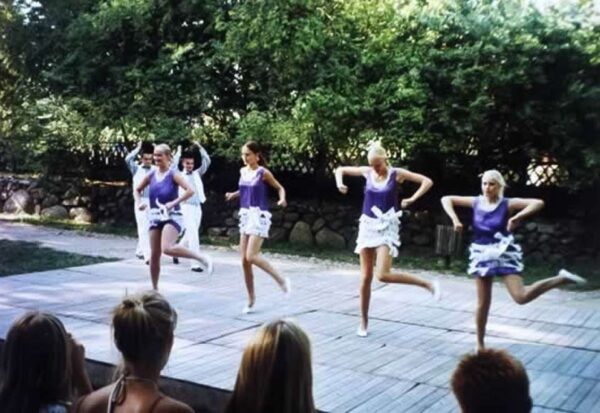 Die Mädels geben alles beim Charlston