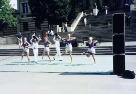 Die Kids begeistern mit der Charlston Choreografie in ihren Lila Kleidern
