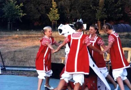 Die Mädels in niedlichen roten Kleidchen beim Pipi-Langstrumpf-Tanz