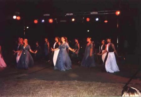 Gemeinsamer Tanz zum Abschluss des Europatreffens in abendlichem, festlichem Ambiente