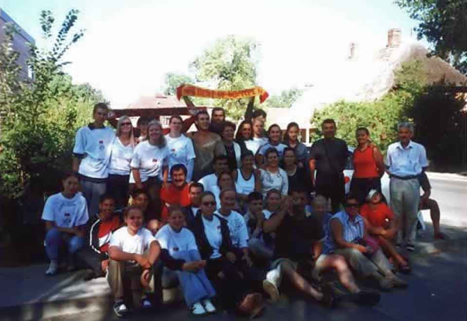 Gruppenbild von uns zusammen mit unseren Gästen vor ihrer Unterkunft
