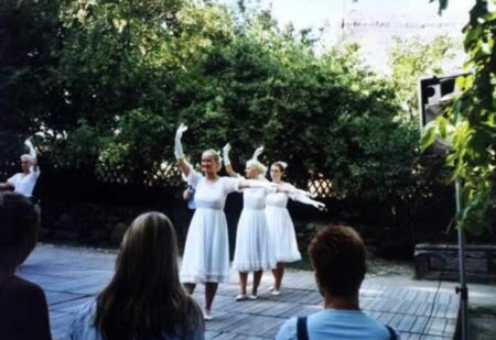 Die Mädels in weißen Kleidern mit weißen Handschuhen beim Walzer tanzen