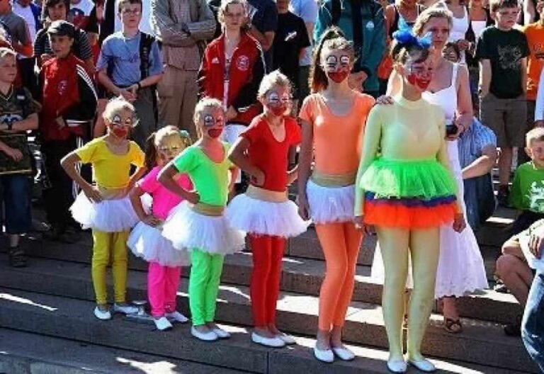 Wie die Orgenpfeifen stehen die Tanz-Clowns nun bereit zum Tanzen