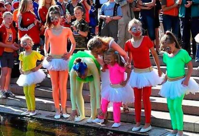 Die Kleinsten stellen sich zum Eröffnungstanz auf. Sie sind als Clowns verkleidet