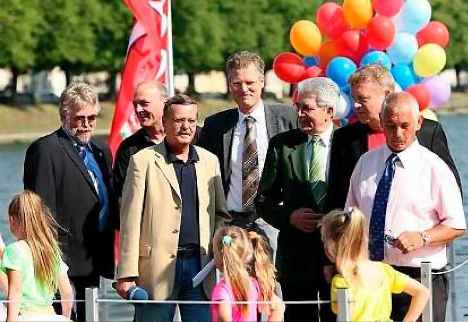 Offinzielle Eröffnung auf der schwimmenden Bühne auf dem Pfaffenteich durch Vertreter der Stadt und des Sportbundes