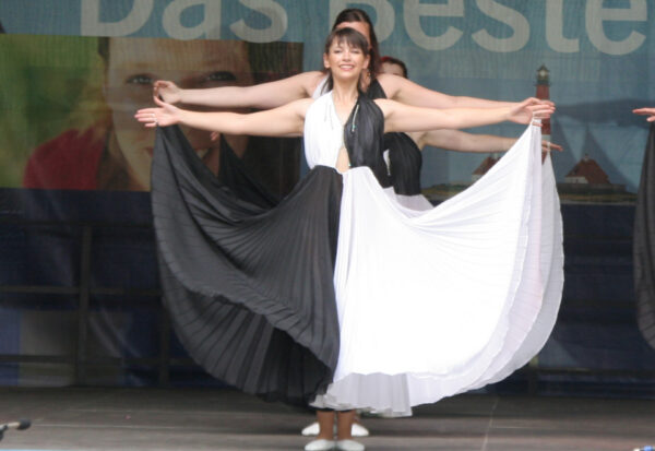 Die Mädels in elegenatnen Schwarz-weißen weiten Kleidern bei ihrem Walzer-Auftritt