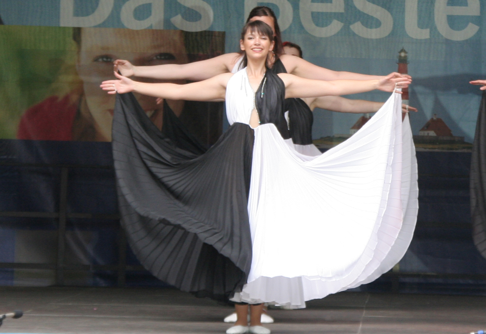 Die Mädels in elegenatnen Schwarz-weißen weiten Kleidern bei ihrem Walzer-Auftritt