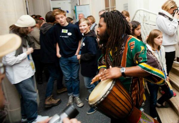 Die kleinen Kinder haben die Steinzeit (Geburt des Lebens) mit Trommelmusik Untermalung getanzt