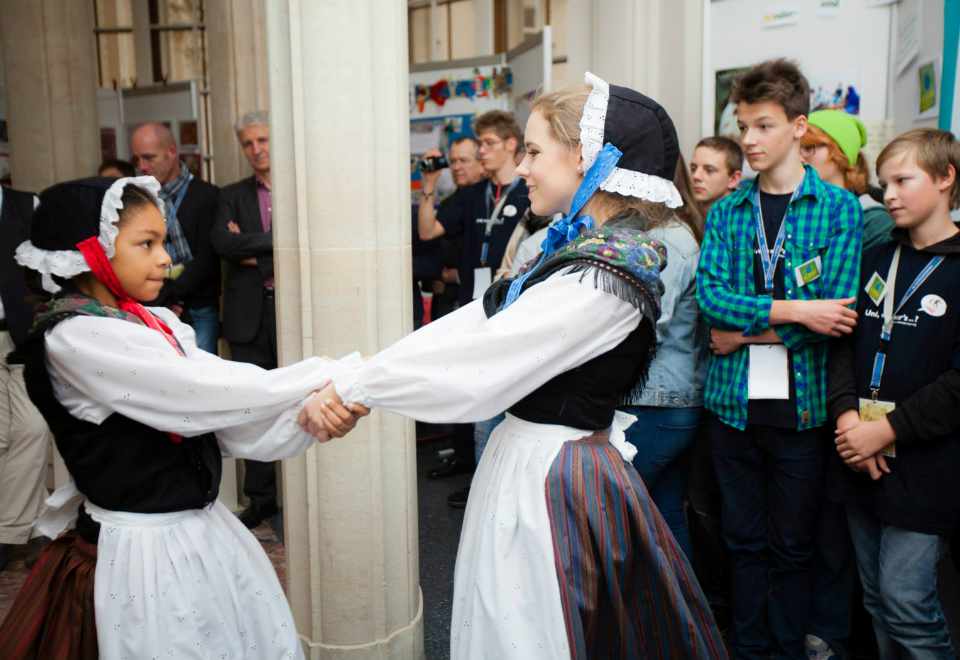 Volkstanz in historischen Kostümen im Schweriner Schloss