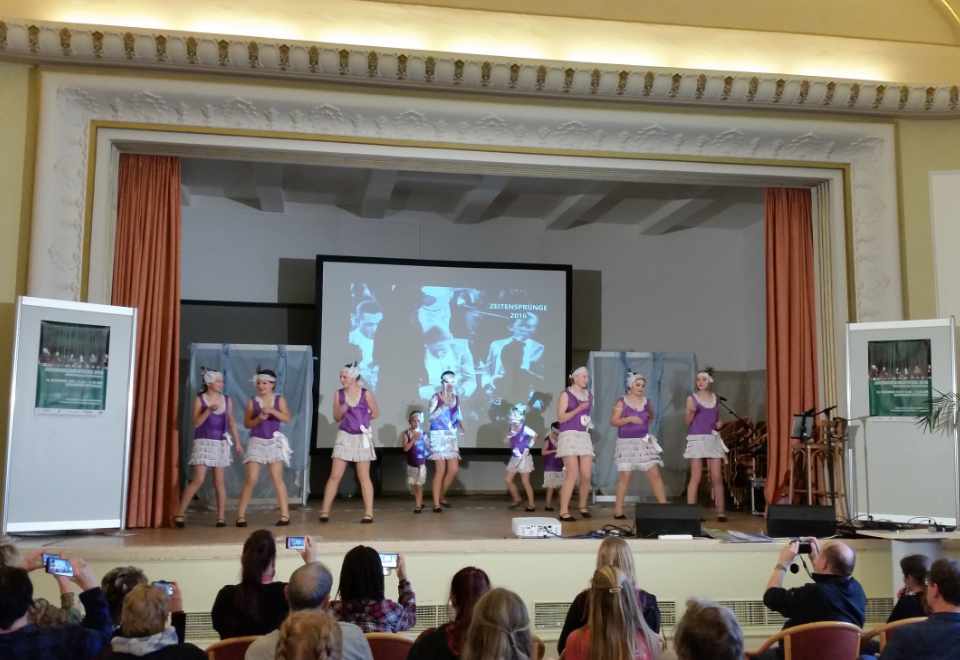 Die 10 Mädels geben alles bei Ihrem Auftritt im Rittersaal in Schwerin