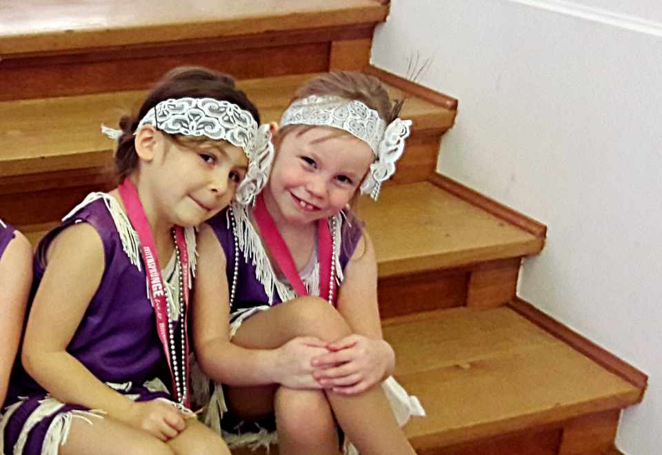 Die Mädels warten in ihren Kostümen auf Ihren den Charlston-Tanz