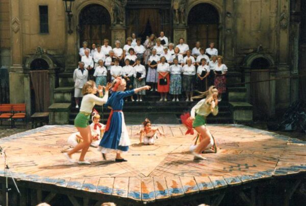 Die Mädchen in Kostümen spielen und tanzen Max und Moritz Streich