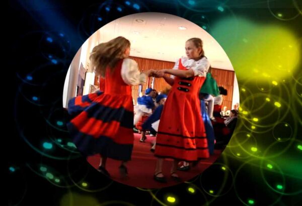 Volkstanz in roten Kleidern im Schweriner Schloss